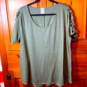 Naïf blouse. Cutout shoulders, long top size unknown - best guess XL-2XL.